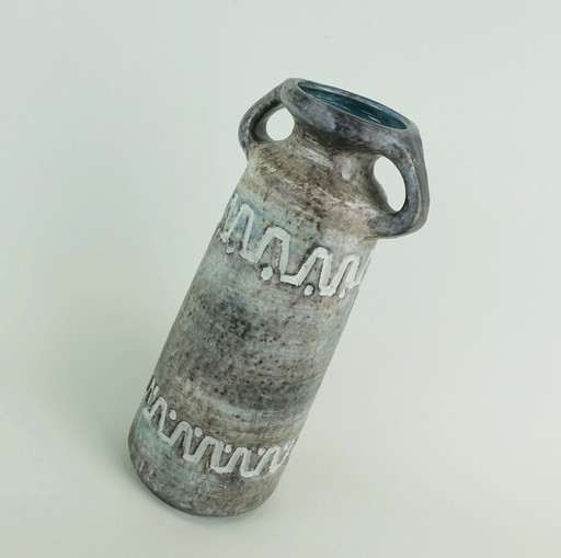 vase à double anse en céramique est-allemande du milieu du siècle heissner keramik modèle V/32 motif en relief gris et bleu