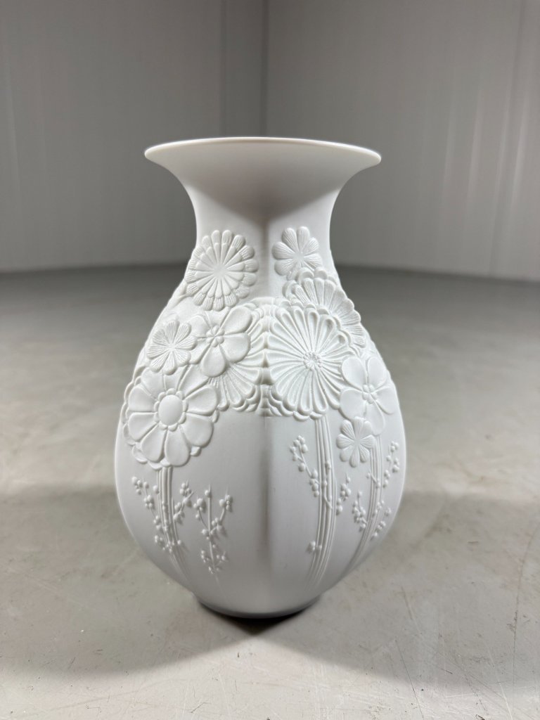 AK Kaiser Vase aus weißem Biskuitporzellan, | Vasen gebraucht