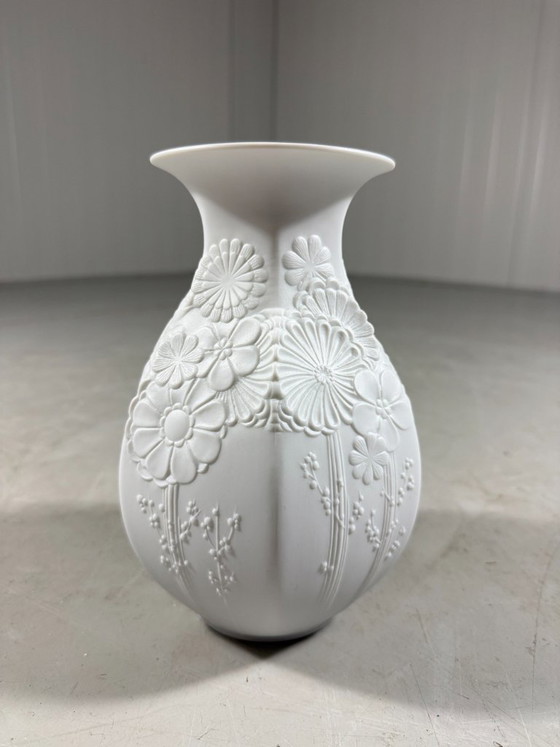 Vase en porcelaine AK Kaiser White Biscuit, années 1960 – Vintage (photo 3 of 12)