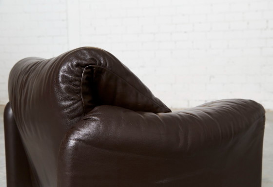 Image 1 of Maralunga-Loungesessel und passender Hocker aus Leder von Vico Magistretti für Cassina, 1980er Jahre, 2er-Set