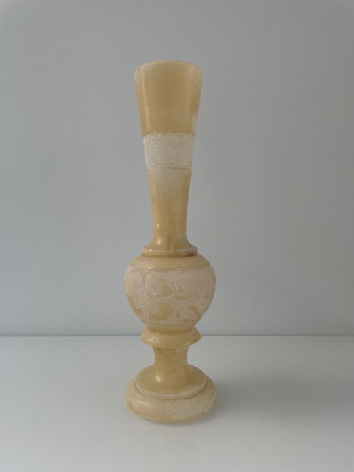 Vase vintage en albâtre orné de détails décoratifs – 32 cm