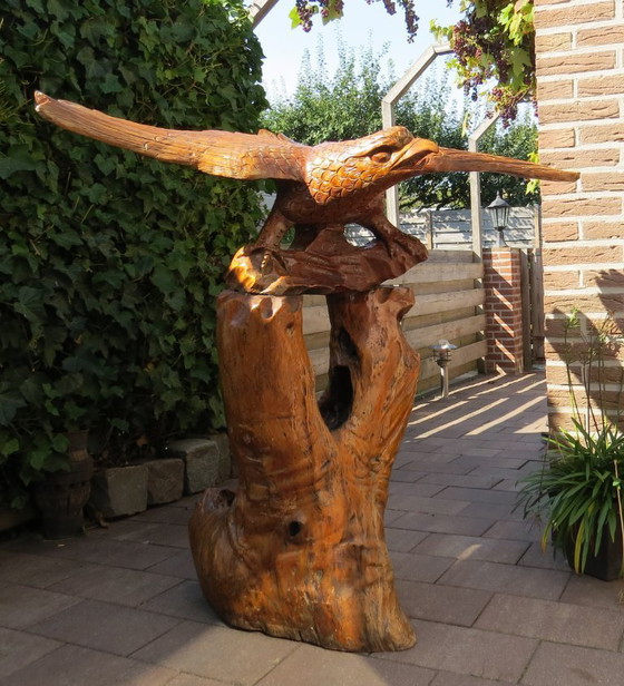 Image 1 of Magnifique grand oiseau de proie en bois massif sur un tronc d'arbre