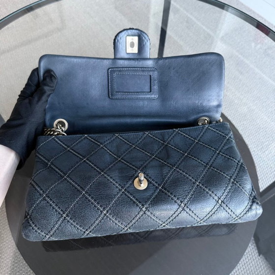 Image 1 of Chanel Seasonal Flap - Iriserende stiksels, gewatteerd leer, donkerblauw, goudkleurige hardware, serie 19