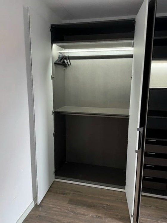 Image 1 of Armoire Nolte - blanc polaire brillant / placage noyer