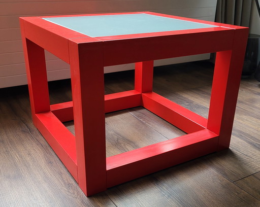 Table d'appoint cube en bois massif rouge avec plateau en verre sablé des années 1980.