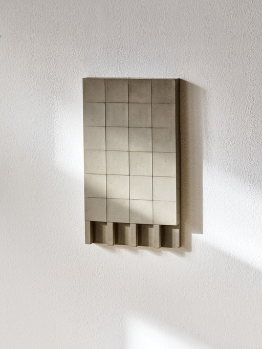Objet mural en béton brutaliste