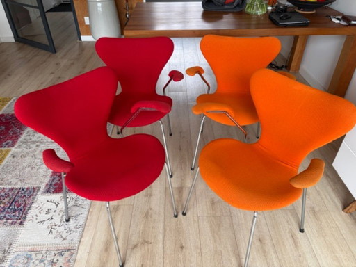4 poltrone imbottite vintage con braccioli di Arne Jacobsen per Fritz Hansen