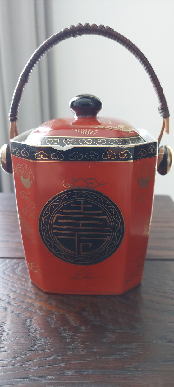 Image 1 of Caja de té de porcelana asiática antigua con esmalte rojo.