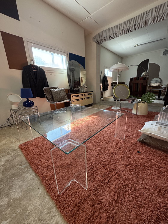 Image 1 of Couchtisch aus Glas mit Plexiglasfuß