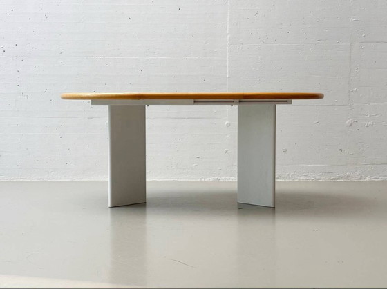 Image 1 of Tavolo da pranzo rotondo bianco, allungabile in legno massiccio