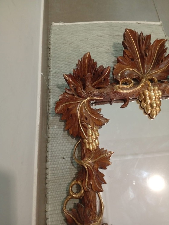 Image 1 of Belangrijke en spectaculair gebeeldhouwde wijnkelderspiegel