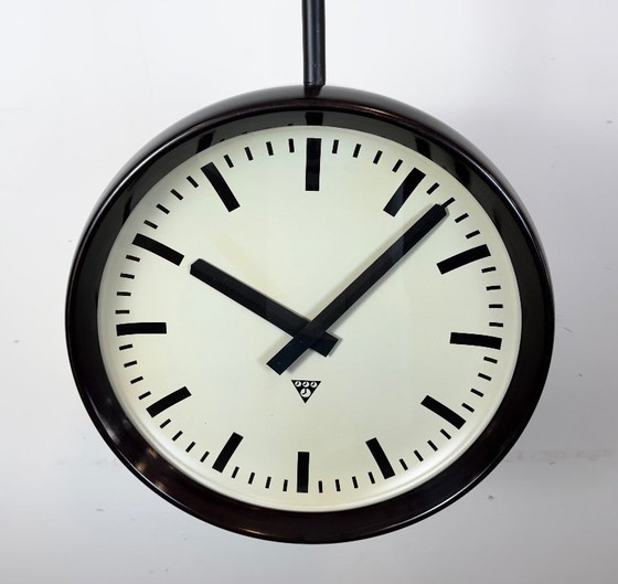 Image 1 of Grote industriële bakelieten dubbelzijdige fabrieksklok van Pragotron, jaren 50