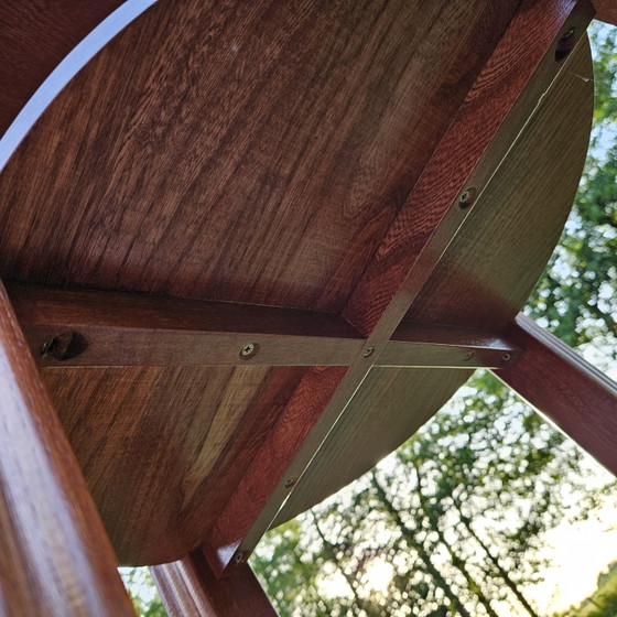Image 1 of Tavolino laterale classico in legno di forma rotonda