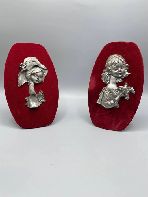 2 Decorative Wall Plaques, Tin Girl Busts on Red Velvet, 1960s-1970s – decoratieve objecten
