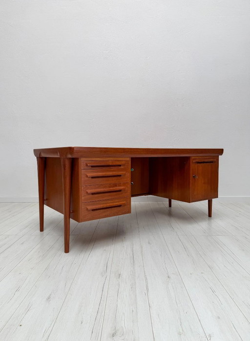 Vintage Deens design teakhouten directiebureau van Ib Kofod-Larsen, mid-century modern schrijfbureau, jaren 60