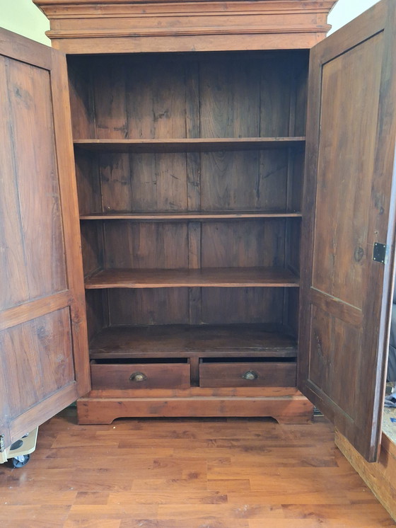 Image 1 of Armadio in legno massello in stile francese: un cimelio di carattere