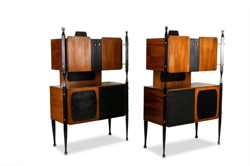 Coppia di armadi italiani impiallacciati in teak. Circa 1960.