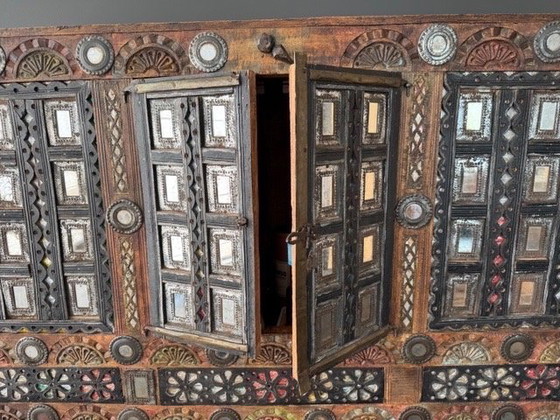 Image 1 of Antiker Hochzeitsschrank aus Rajasthan (Indien) – handgeschnitzter Barschrank mit Spiegeln
