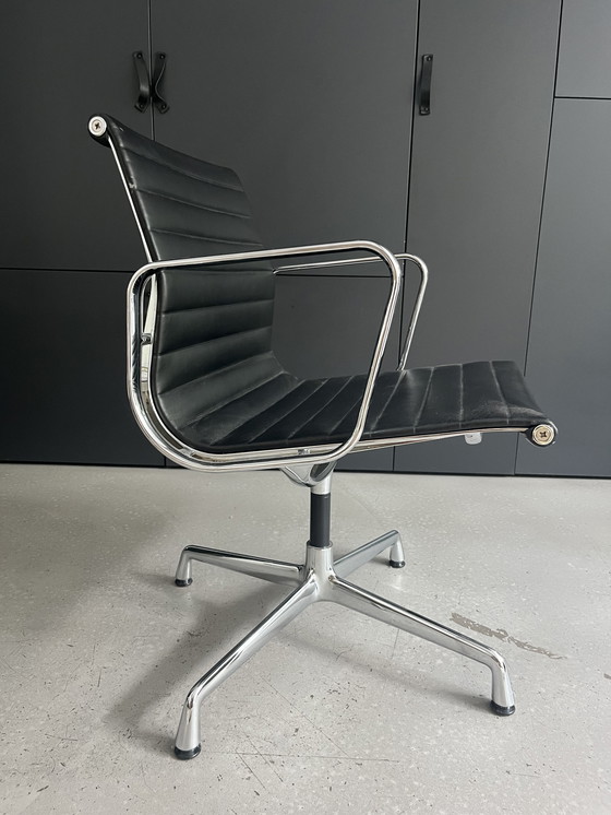 Image 1 of Vitra Eames EA108 Sedia da ufficio in pelle nera