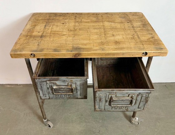 Image 1 of Vintage industriële werktafel op wielen, jaren 60