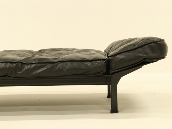 Image 1 of Ligbed van Zanotta in zwart leer