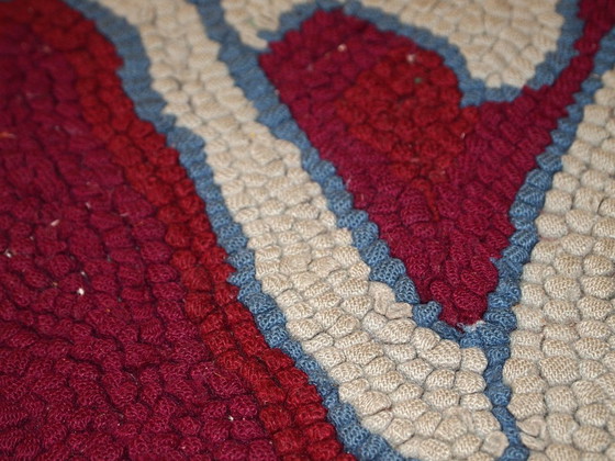 Image 1 of Handgemaakt antiek Amerikaans gehaakt tapijt 2,2' x 4,4' (67 cm x 135 cm) jaren 1930 - 1C341