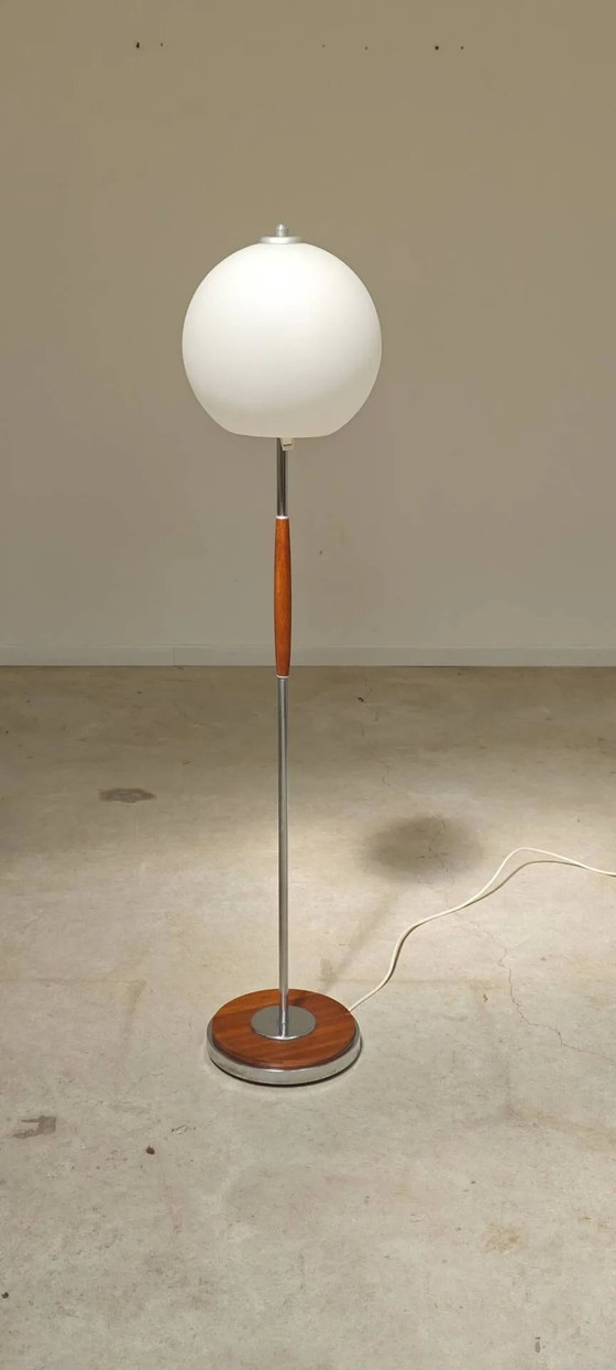 Modernist floor lamp in teak, chrome metal, opaline, Czechoslovakia 60s – Floor lights, Scandinavian (photo 2 of 23)
