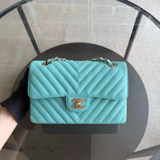 Image 1 of Sac Chanel Classic Flap petit modèle - Caviar 23 cm Chevron Bleu clair Bleu Tiffiny Fermoir doré Série 27