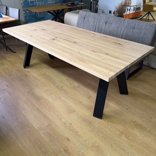 Tristan – Bert Plantagie, eettafels (photo 2 of 5)