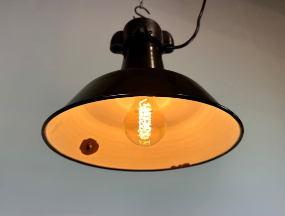 Image 1 of Industrielle Fabriklampe aus schwarzem Emaille mit gusseisernem Aufsatz, 1960er Jahre
