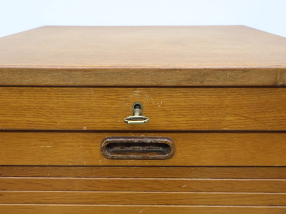 Image 1 of Archivador antiguo con puerta de persiana de roble