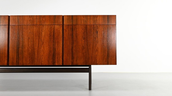 Image 1 of Ib Kofod-Larsen, Rozenhout Credenza. Denemarken, ca.1960