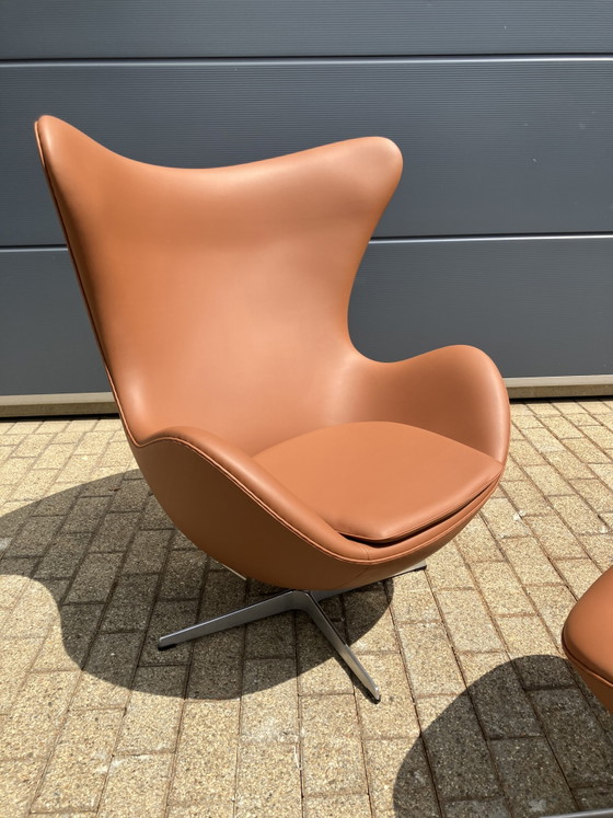 Image 1 of 2 sillas Egg de Fritz Hansen + otomana de cuero color coñac ¡En perfecto estado!