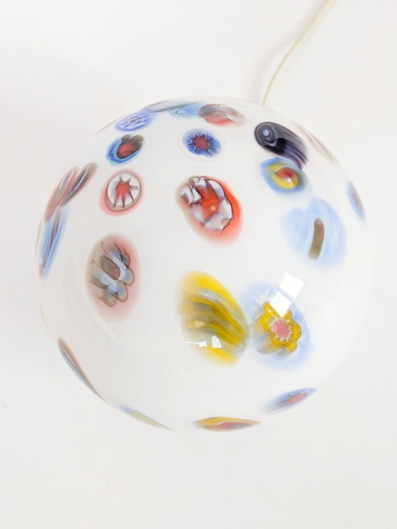 Image 1 of Vintage tafellamp uit de jaren 90 in millefiori-stijl met glazen bol, Italiaanse kunstglazen bol met witte voet.