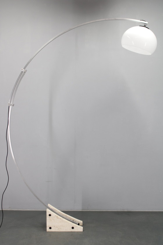 Image 1 of 1970er Harvey Guzzini Bogenförmige verstellbare Stehleuchte, Italien