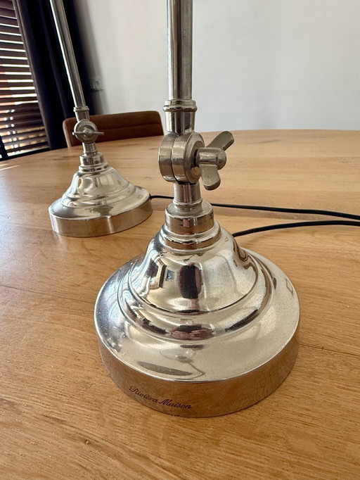 Zwei verstellbare Chromleuchten