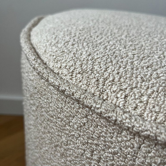 Image 1 of Pouf rond ottoman à franges, recouvert de tissu bouclé crème, pour intérieur moderne