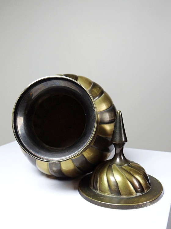 Image 1 of Olla artesanal india antigua con tapa de latón retorcido, de los años 60 a los 80.