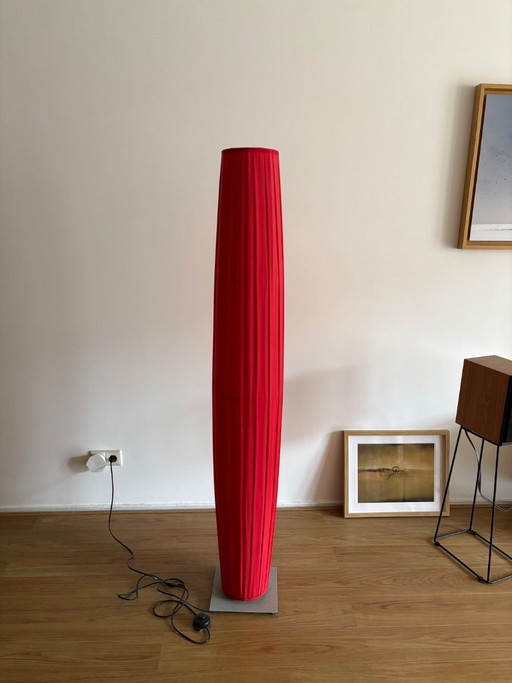 Lámpara de pie bohemia con forma de capullo y pliegues rojos.