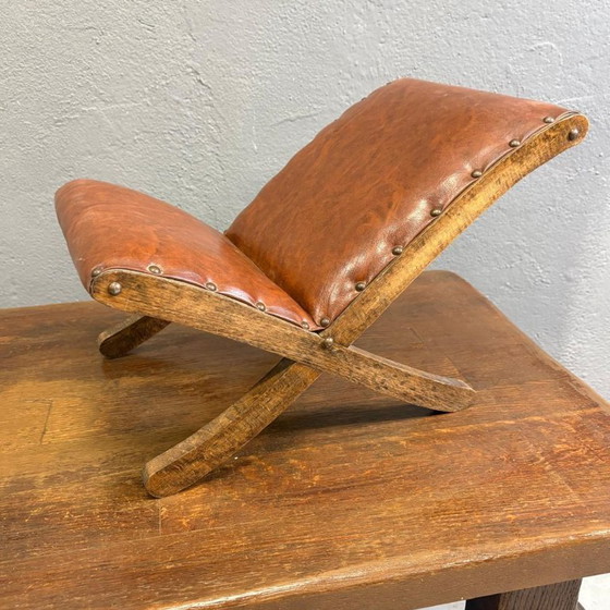 Image 1 of Oude retro voetenbank, houten leren kruk uit het midden van de 20e eeuw, Europees