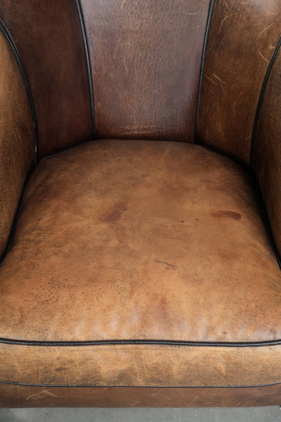 Image 1 of Leuke vintage schapenleren clubfauteuil in Engelse stijl met zwarte biezen