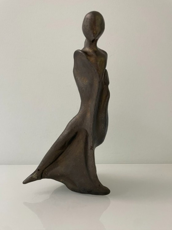 Image 1 of Expressieve sculptuur figuur in de wind - futuristisch