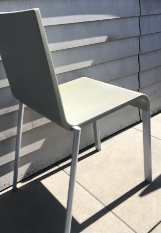 Image 1 of set van 2 grijze, comfortabele design-stoelen van het merk vitra. in goede staat