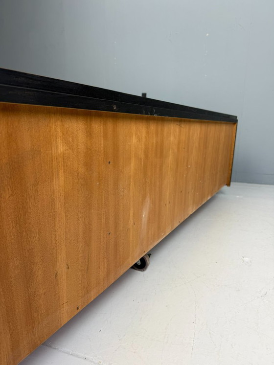 Image 1 of Florence Knoll voor Knoll, notenhouten hangkast, model 122 W-1, 1947