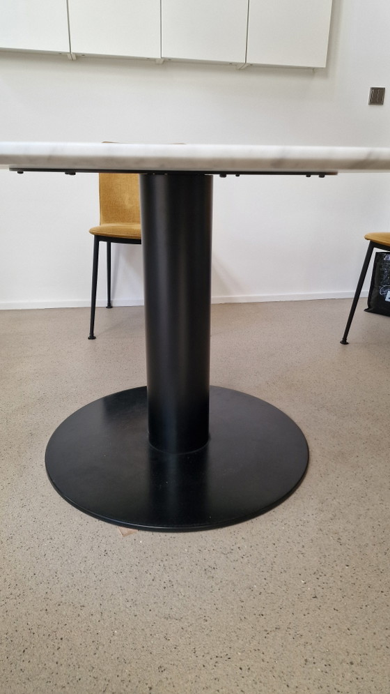 Image 1 of Table de salle à manger Gubi 2.0, marbre blanc, 130 cm