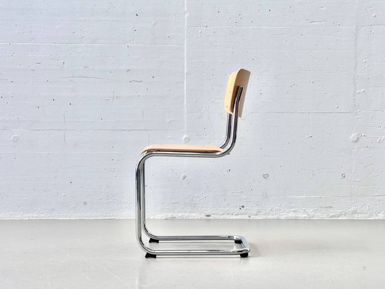 Image 1 of Juego de 4 sillas voladizas Thonet S43 de Mart Stam, fabricadas con tubos de acero cromado y madera contrachapada de haya.