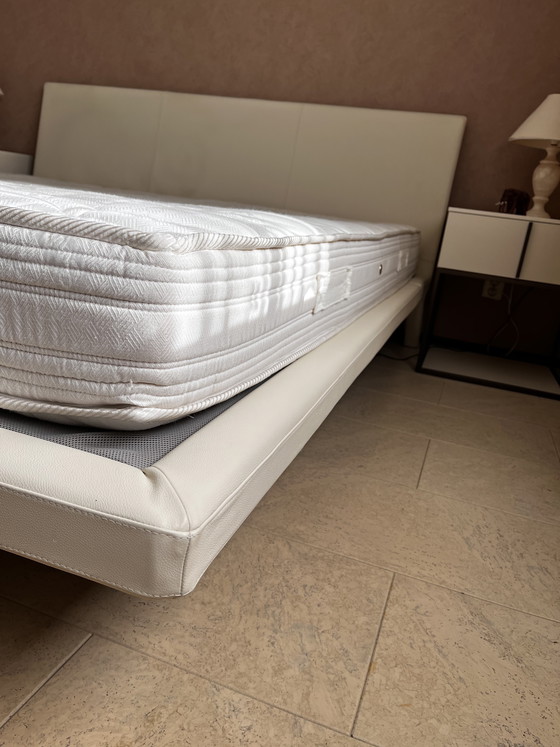 Image 1 of Tweepersoons bed van Bonaldo (wit leer)