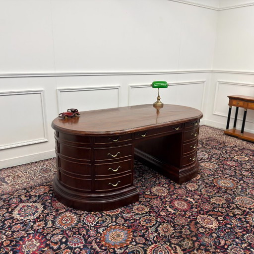 Großer Klassischer Englischer Ovaler Schreibtisch – bureau, Wood, Brass