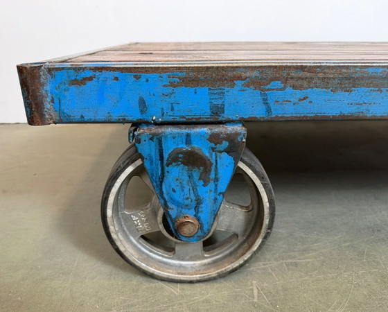 Image 1 of Carrito de mesa de centro industrial azul grande, década de 1960.