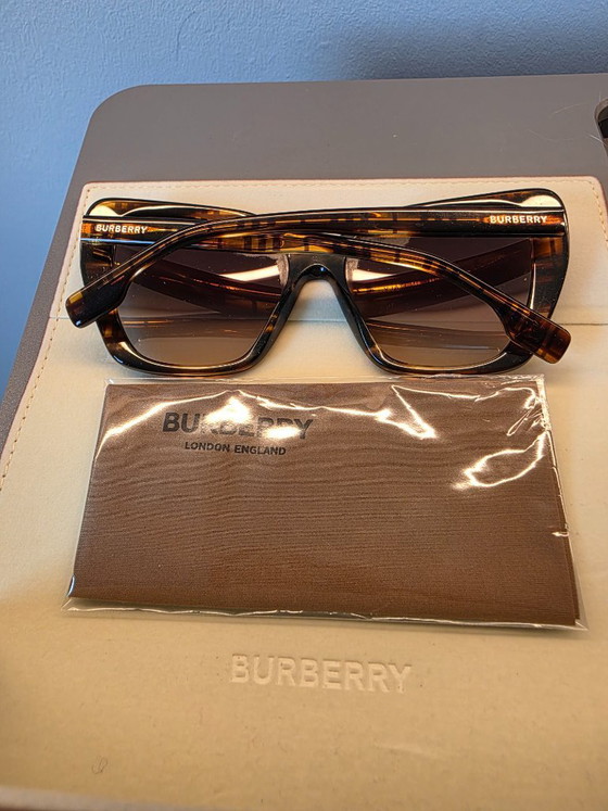 BURBERRY Tamsin Sonnenbrille – Dekorative Objekte, Andere (photo 2 of 5)